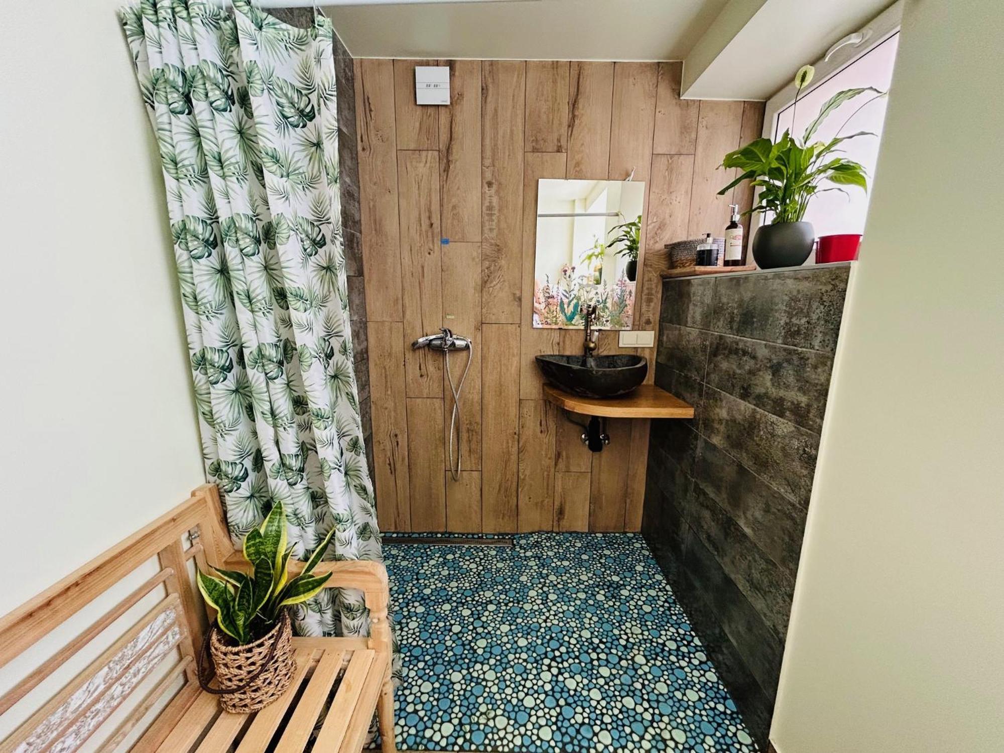 Three Bedroom With Two Terraces For 7people+baby Huoneisto